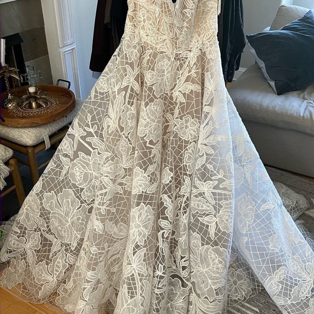 Watters Cream Sleeveless Sweetheart Wedding Gown